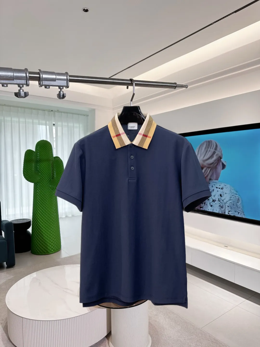 BURBERRY New Arrival Polo shirt, complete with three labels, original fabric, original customized accessories, official Same Style, using 210 grams of pure cotton pique fabric, customized same-tank dyed fabric, very comfortable and smooth to the touch, very wide and stylish, produced by a first-line brand on behalf of Factory, imported Behringer embroidery machine, embroidery is full and textured, imported Kangli direct-injection machine, printing is clear and textured, the collar rib is woven with imported yarn It will not lose shape after being worn for a long time. It is the most New Arrival style in spring and summer. It is fashionable and individual. It is super Versatile and looks good. It is very suitable for both men and women. It is a must-have for everyone. Size: S-XXL